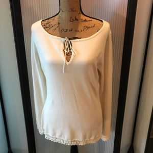 Rampage white sweater with knit hemming.